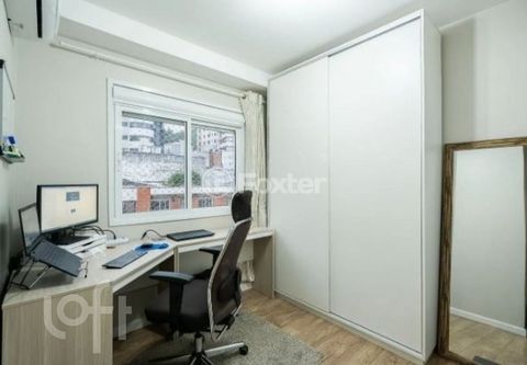 Image 4 - 887872