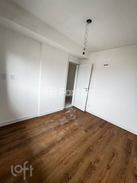 Image 11 - 887931