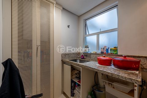 Image 17 - 887933