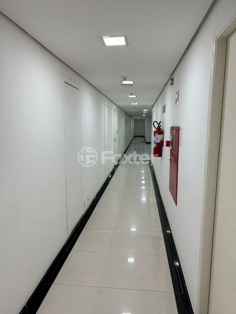 Image 4 - 888118