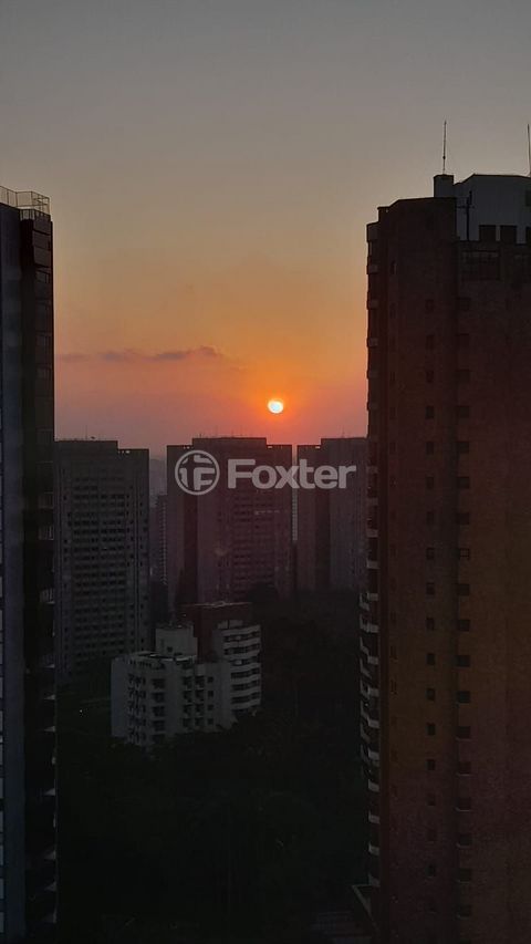 Image 11 - 888607