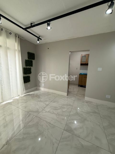 Image 1 - 889175