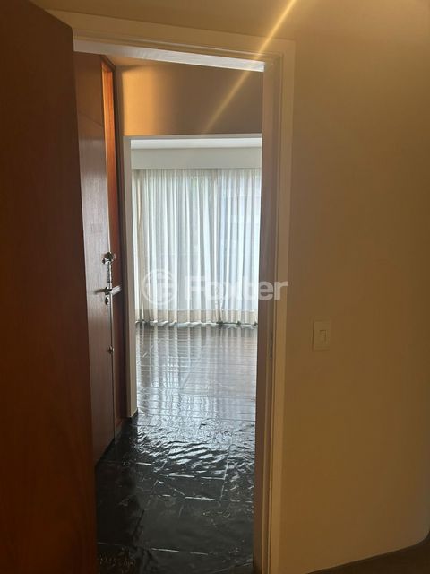 Image 10 - 889350