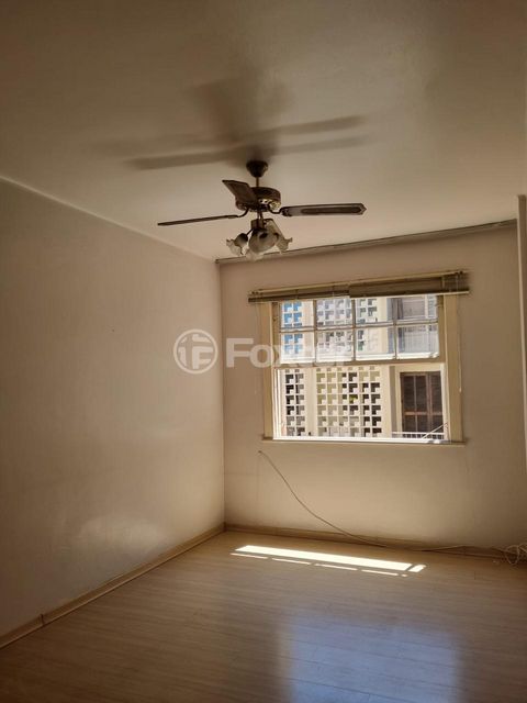 Image 8 - 889930