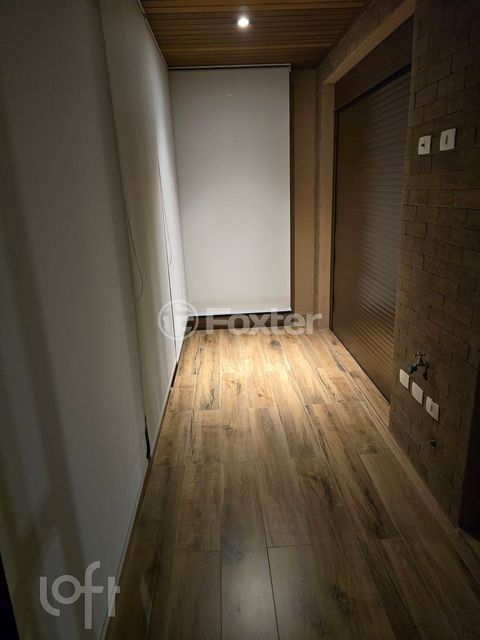 Image 1 - 889961