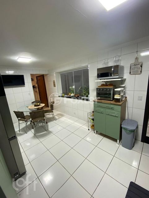 Image 7 - 889995