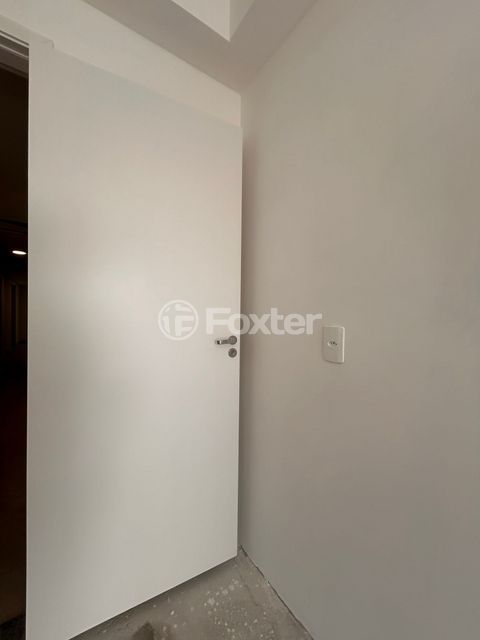 Image 5 - 890425