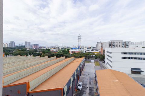 Image 4 - 890946