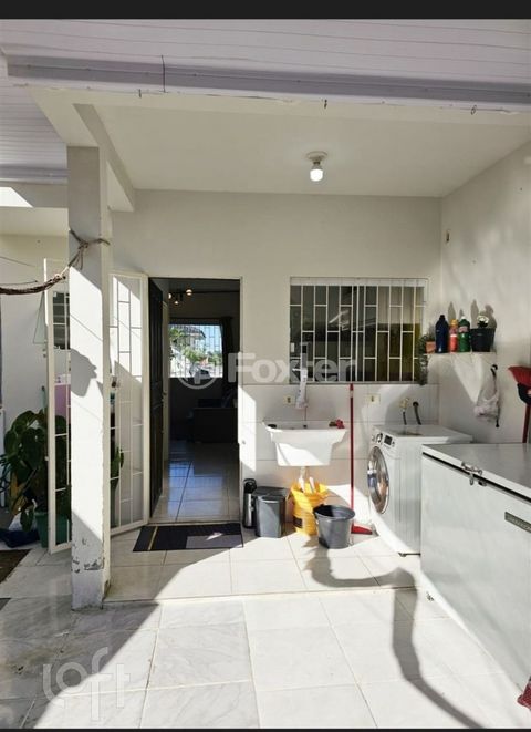 Image 4 - 893279