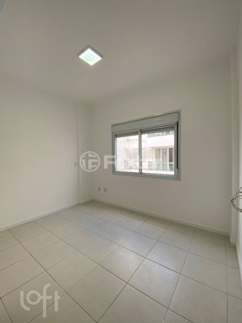 Image 11 - 894223