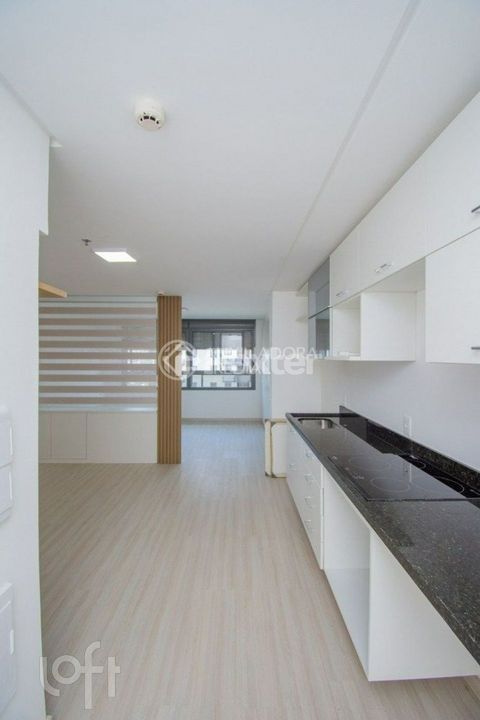 Image 4 - 895366