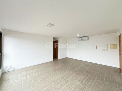 Image 4 - 895712