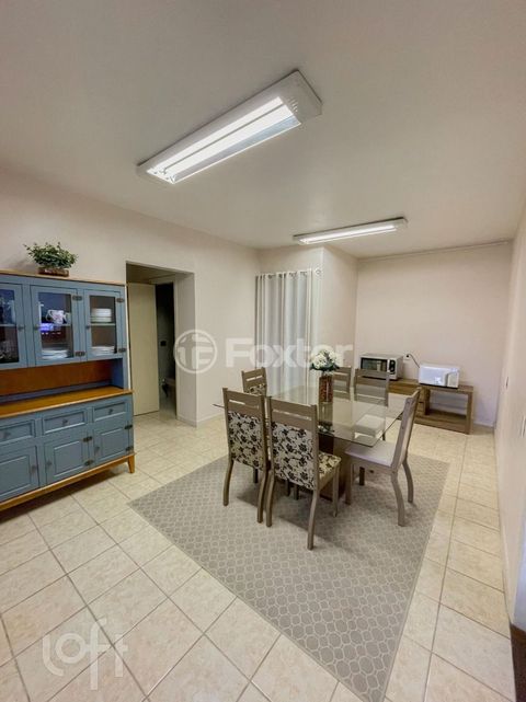 Image 6 - 895857