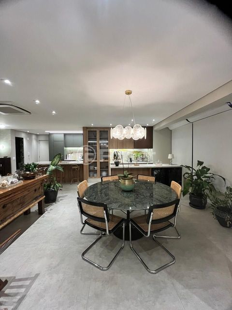 Image 12 - 896218