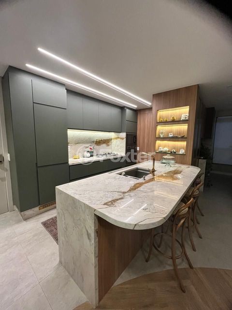 Image 15 - 896218