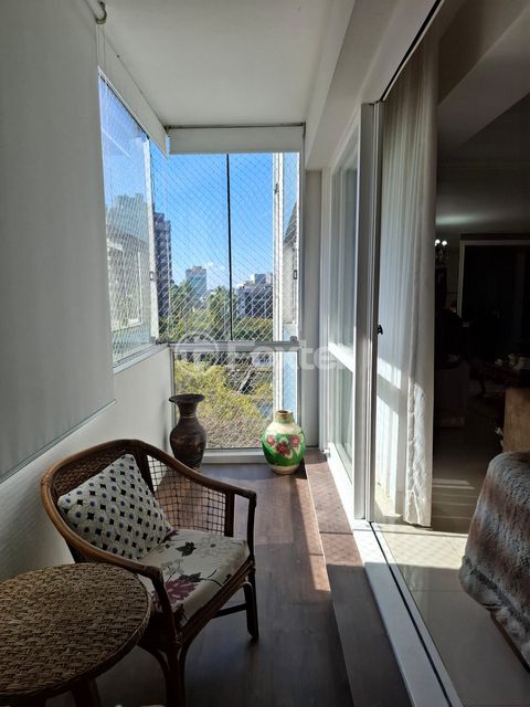 Image 6 - 896366