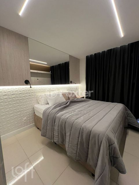 Image 12 - 896401