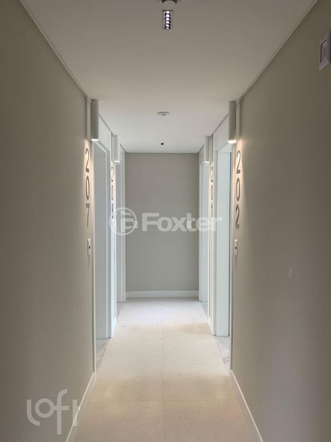 Image 6 - 896421