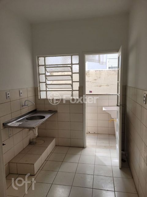 Image 6 - 896679