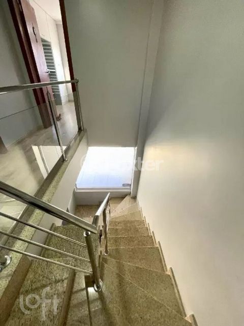 Image 8 - 896686