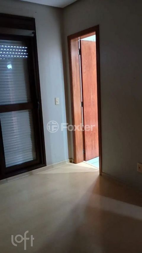 Image 6 - 896702