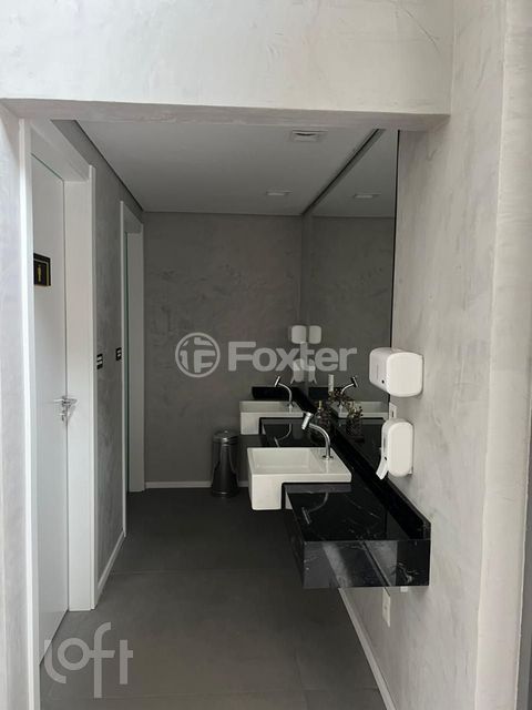 Image 11 - 896845