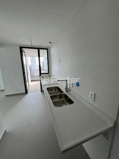 Image 6 - 896985