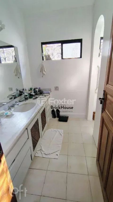 Image 8 - 897601