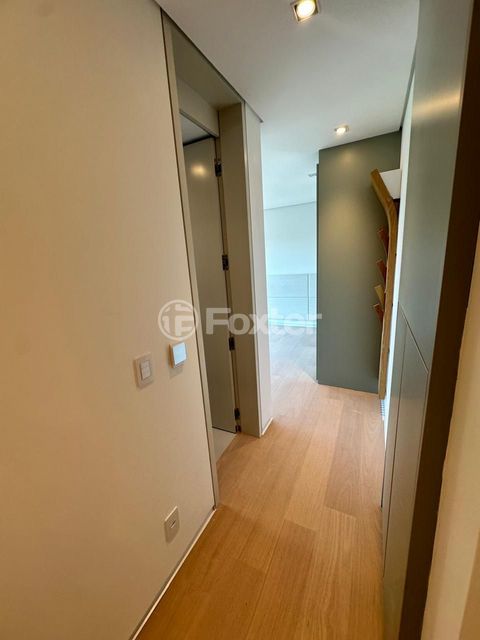 Image 11 - 897930