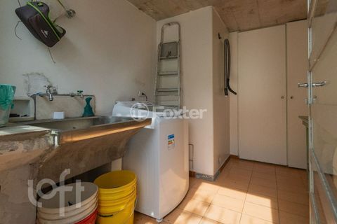 Image 17 - 898004