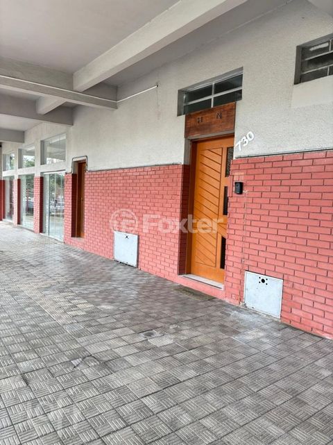 Image 7 - 898051
