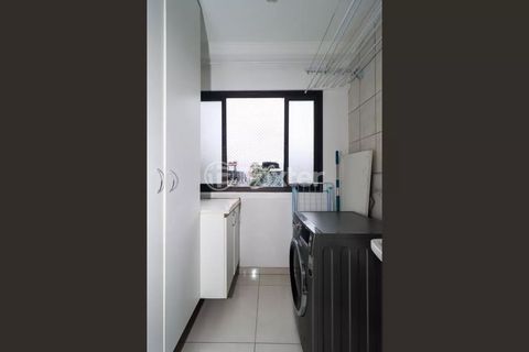 Image 19 - 898742