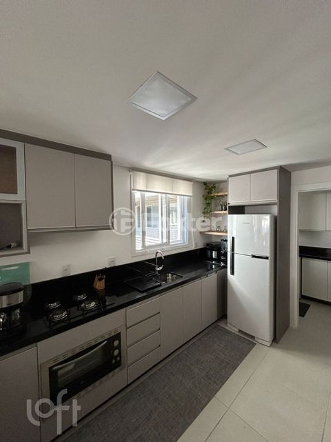 Image 3 - 898745