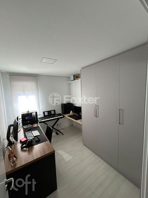 Image 7 - 898745
