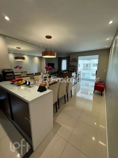 Image 1 - 899557