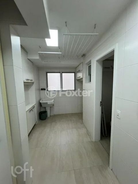 Image 4 - 899637
