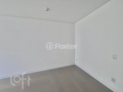 Image 1 - 899666