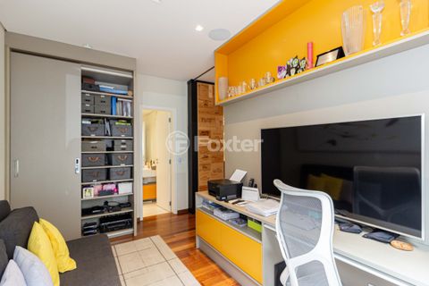 Image 8 - 899687