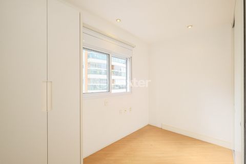 Image 6 - 899895