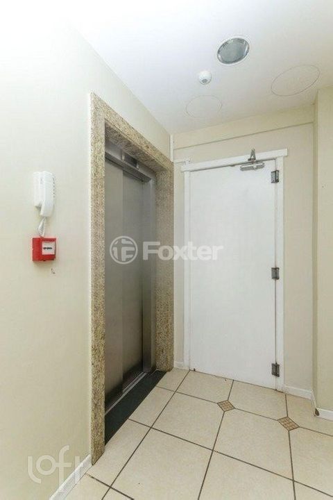 Image 17 - 900105