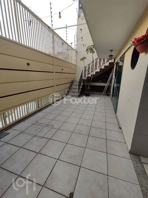 Image 11 - 900329