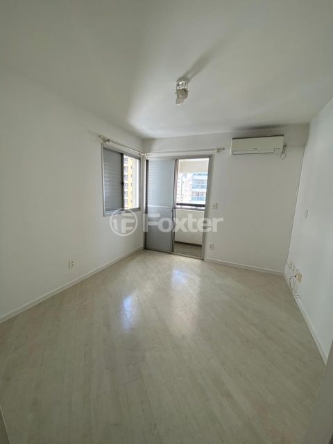 Image 7 - 915044