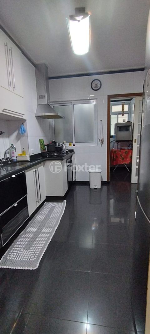 Image 8 - 915835