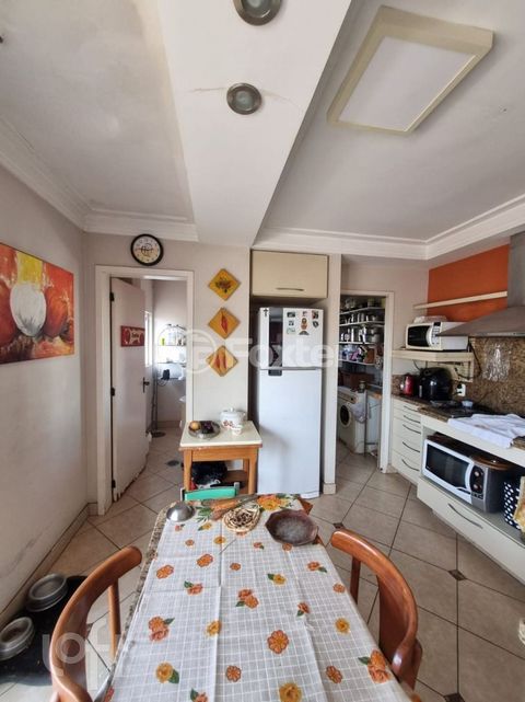Image 4 - 915982