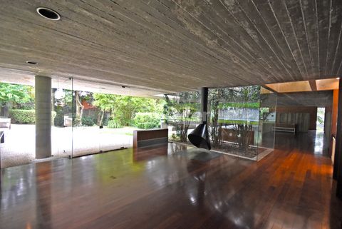 Image 1 - 916581