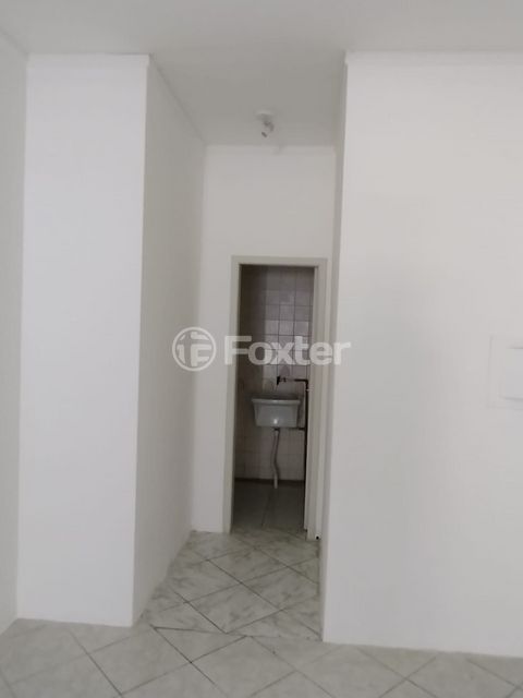 Image 8 - 916612
