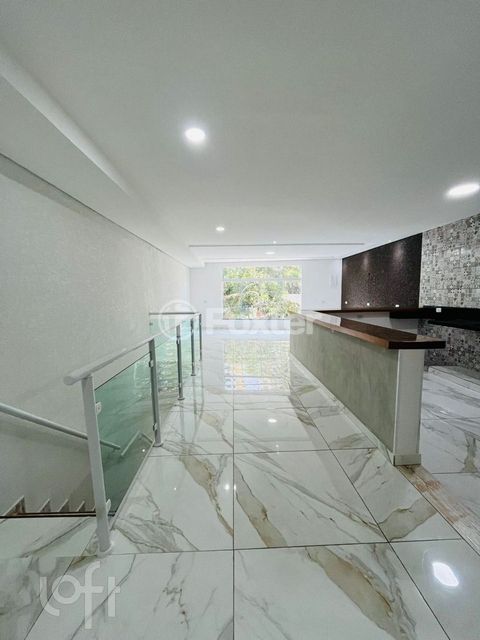 Image 5 - 916885