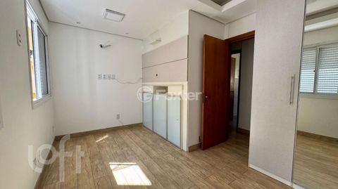 Image 16 - 917687
