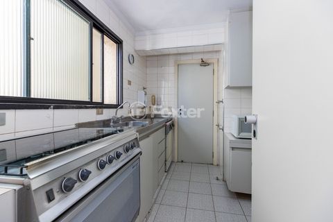 Image 17 - 918605
