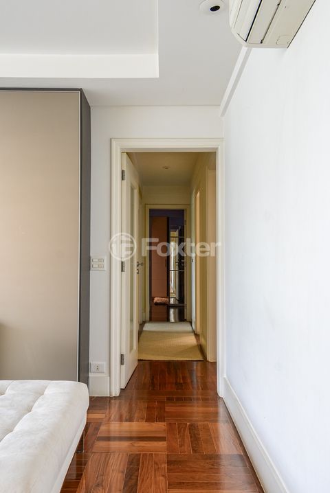Image 10 - 918782
